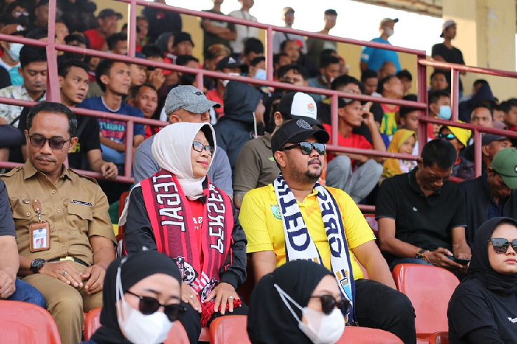 Bupati Tegal dan Bupati Gresik Nonton Bareng Persekat vs Gresik United di GOR Tri Sanja Slawi