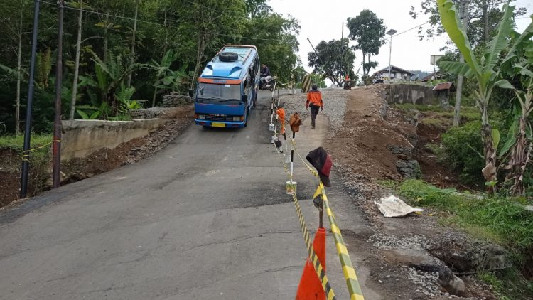 Jalan Provinsi di Jalur Bumiayu-Sirampog Ambles hingga 3 Meter