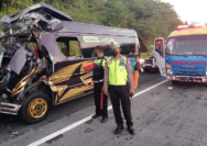 Kecelakaan di Ruas Tol Ungaran Salatiga Antara Mobil Elf Dengan Truk Fuso