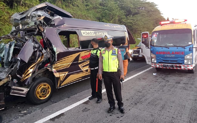 Kecelakaan di Ruas Tol Ungaran Salatiga Antara Mobil Elf Dengan Truk Fuso