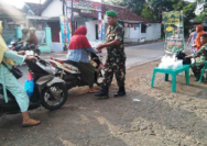 Koramil 06 Kersana Kodim 0713 Brebes Membagikan Nasi Bungkus