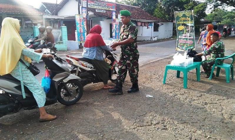 Koramil 06 Kersana Kodim 0713 Brebes Membagikan Nasi Bungkus