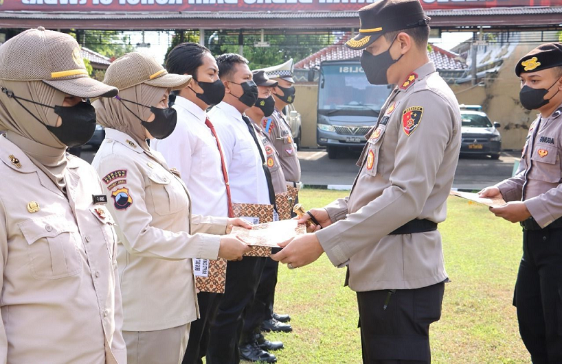 14 personel Polsek jajaran menerima penghargaan dari Kapolres Brebes