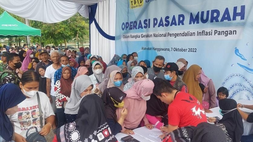 Kantor Perwakilan BI Tegal Adakan operasi pasar murah di Alun-alun Hanggawana