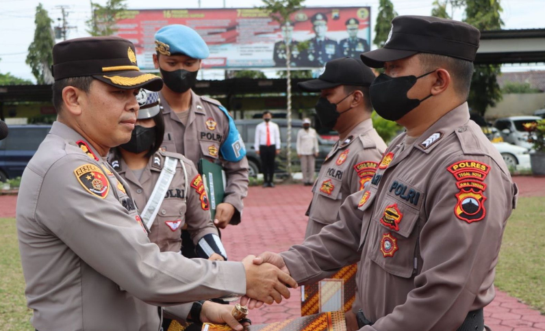 Kapolres Tegal Kota Memberi Penghargaan 6 Personel Berprestasi