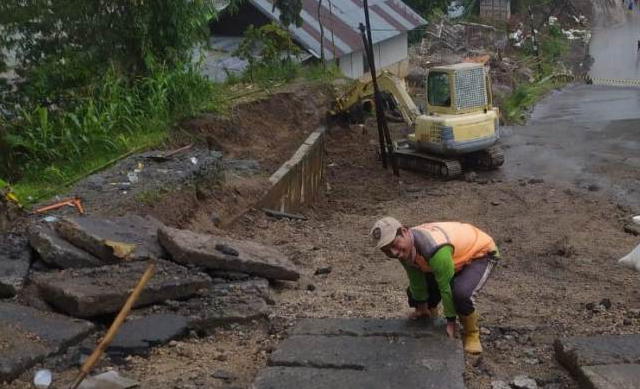 Kerusakan Jalan Provinsi ruas Bumiayu Tuwel semakin parah akibat curah hujan tinggi