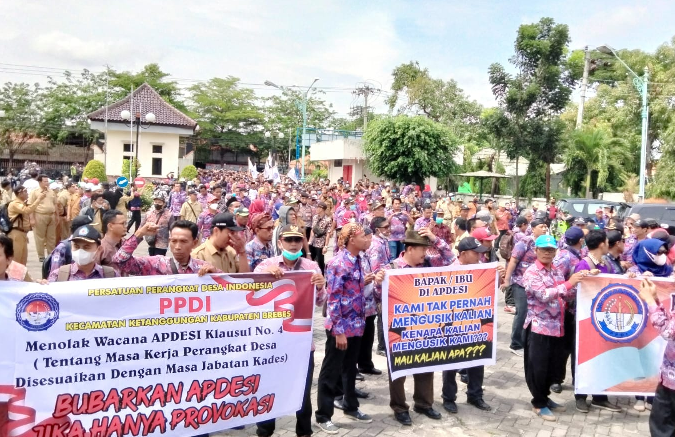 Ratusan Perangkat Desa Datangi DPRD Brebes Tolak Rekomendasi APDESI