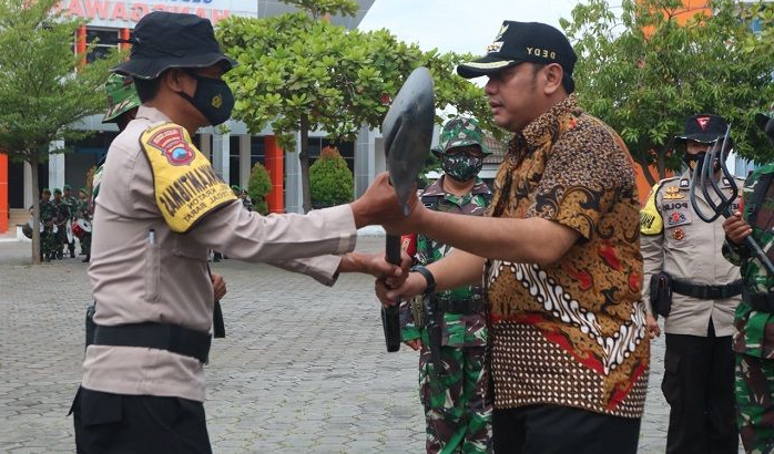 TMMD Kodim 0712 Tegal di Pekauman Tegal Pasang Saluran U Dith