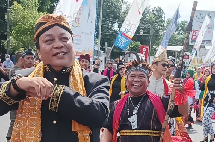 Walikota Tegal Dedy Yon Supriyono yang menggelar Tari Geyol Tegalan