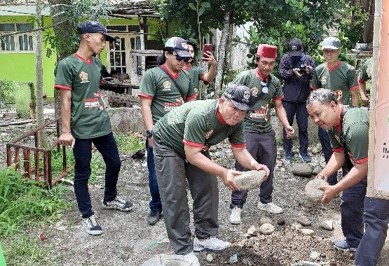 Warga Kutamendala Brebes Ikuti Jalan Sehat Untuk Peringati Sumpah Pemuda