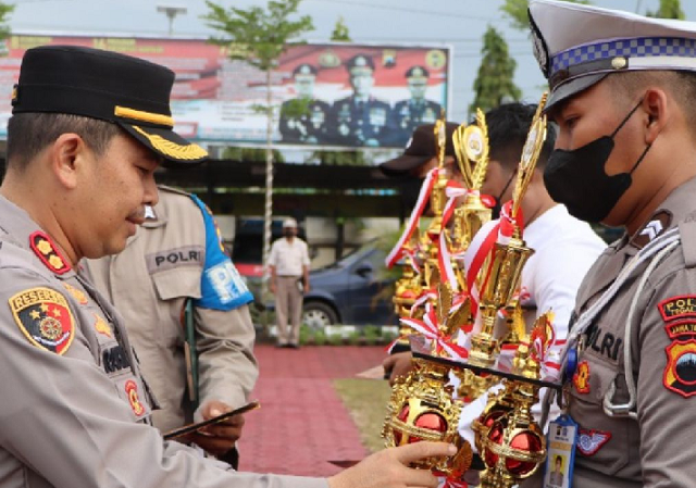 6 Personel Polres Tegal Kota Dapat Penghargaan Karena Berhasil Juara Lomba Menulis