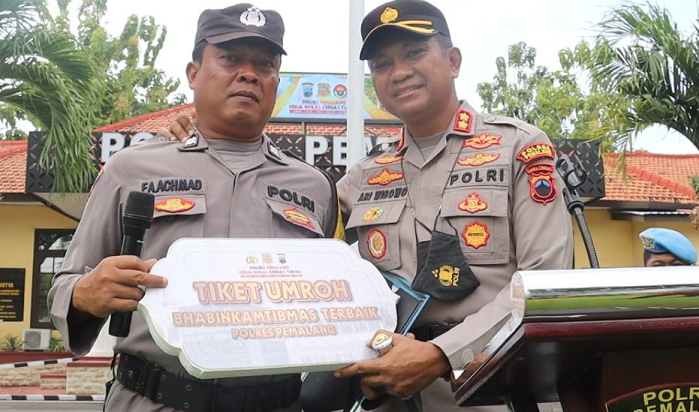 Kapolres Pemalang Beri Tiket Umroh Kepada Bhabinkamtibmas Terbaik