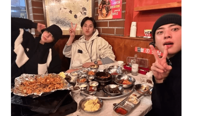 Jungkook, Cha Eun Woo dan Mingyu bertemu kembali di restoran BBQ