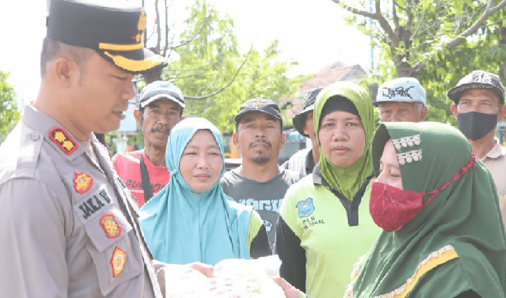 Kapolres Tegal Kota Menyalurkan Bantuan Sosial untuk Pegawai Harian Lepas