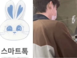 Lee Jong Suk Terlihat menggunakan merchandise yang dirilis oleh pacarnya IU