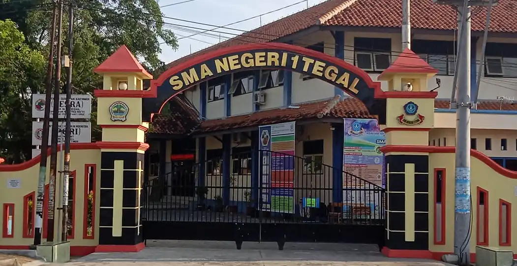 Gerbang sekolah SMA Negeri 1 Kota Tegal