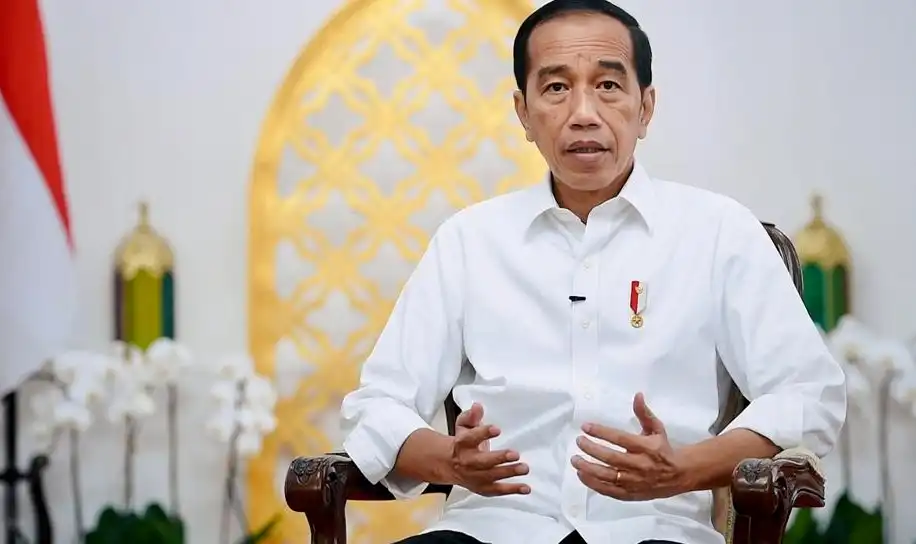 Presiden RI Bapak Jokowi dengan kemeja putihnya