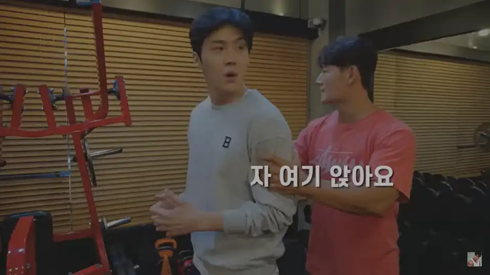 Kim Jong-kook dan Kim Seon Ho di kanal youtube jongkook