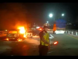 Mobil HR-V Tabrak Truk Kontainer dan Terbakar di Tol Dalam Kota