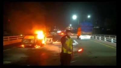 Mobil HR-V Tabrak Truk Kontainer dan Terbakar di Tol Dalam Kota
