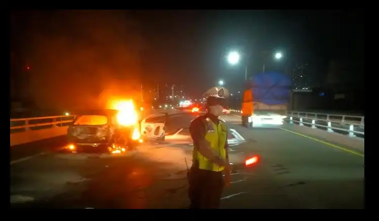 Mobil HR-V Tabrak Truk Kontainer dan Terbakar di Tol Dalam Kota