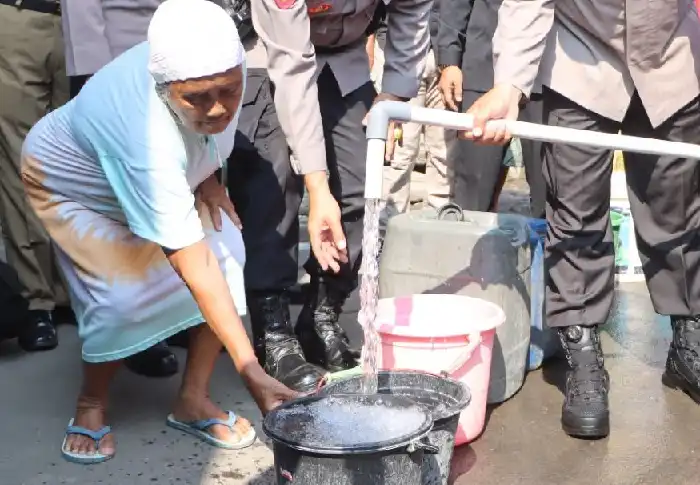 Polres Tegal Kota Beri Bantuan Air Bersih untuk Warga Kelurahan Panggung Jelang Hari Bhayangkara ke-77
