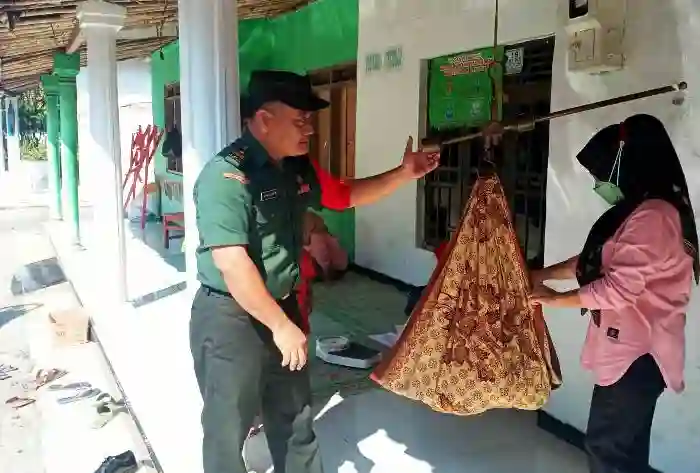 Babinsa Dukuhmaja dari Koramil Songgom Brebes Memotivasi Bidan, Ibu Hamil dan Balita Stunting