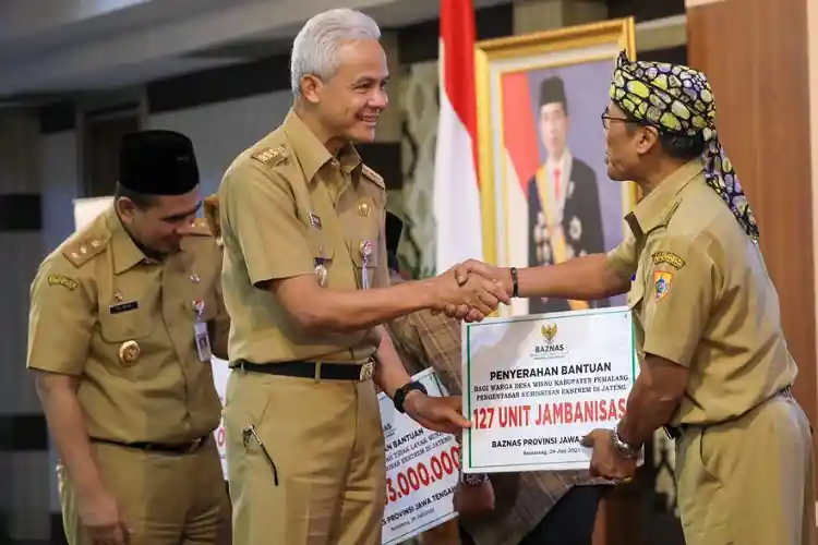 Bantuan diserahkan secara simbolis oleh Ganjar Pranowo