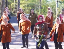 Dharma Wanita Persatuan Klaten Senam Berkebaya di Bukit Sidoguro