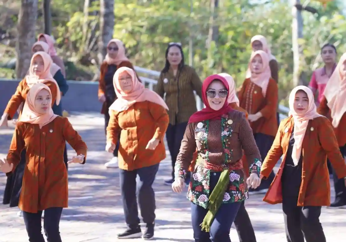 Dharma Wanita Persatuan Klaten Senam Berkebaya di Bukit Sidoguro