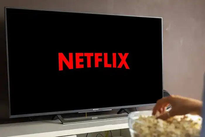 Ilustrasi nonton netflix di televisi