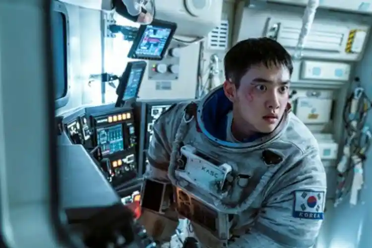 Kyungsoo D.O. EXO Berperan sebagai Astronot