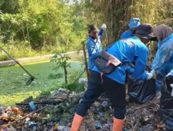 Mahasiswa Unikal dan IPB Bersihkan Sungai Banger di Pekalongan