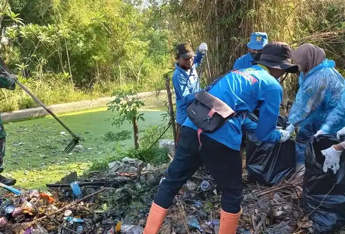 Mahasiswa Unikal dan IPB Bersihkan Sungai Banger di Pekalongan