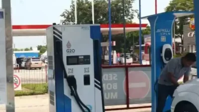 PLN Gandeng Empat Perusahaan Bangun SPKLU, Siapkan Tiang Listrik Jadi Tempat Isi Baterai