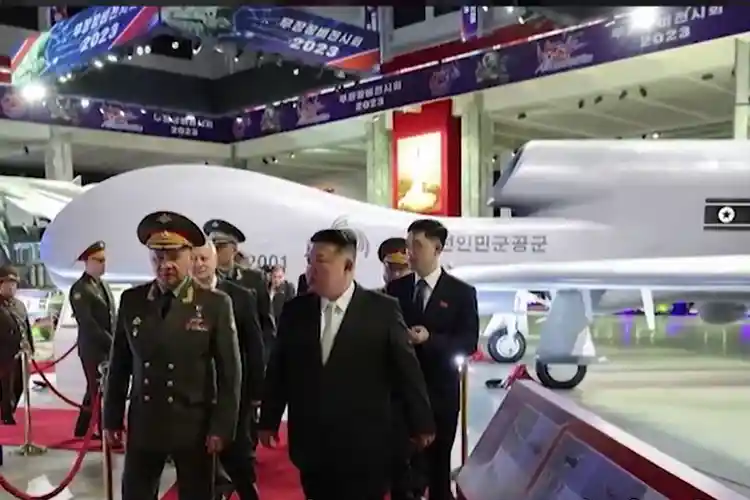Pemimpin Korut Kim Jong Un dengan delegrasi Rusia dan China