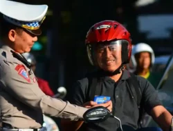Polisi Beri Hadiah Kartu E-Money untuk Pengendara Tertib di Brebes