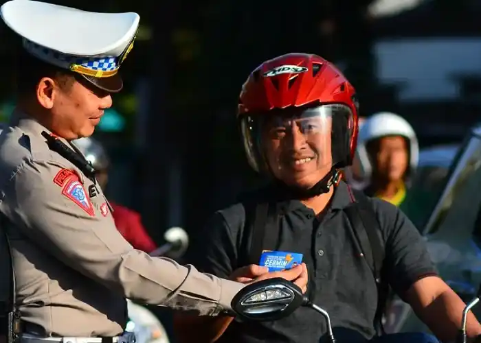 Polisi Beri Hadiah Kartu E-Money untuk Pengendara Tertib di Brebes