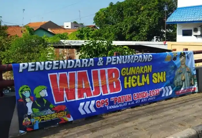 Polisi Pasang Spanduk Imbauan di Tempat-Tempat Ramai di Kota Tegal Selama Operasi Patuh Candi 2023