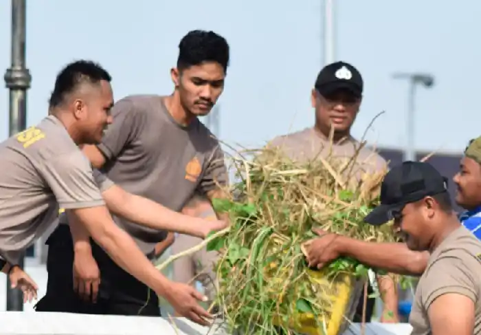 Polres Tegal Kota Gotong Royong Bersihkan Sampah di Kaligung