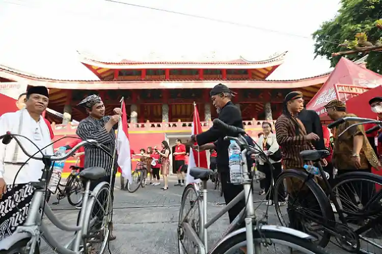 Ribuan Warga Semarang Gowes Bareng Wagub Jateng