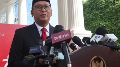 Rosan Roeslani sedang wawancara dengan awak media