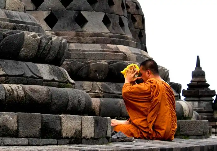 Umat budha sembayang di candi borobudur 2023