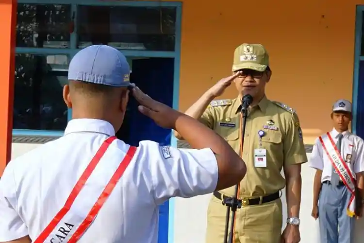 Wabup Temanggung menjadi inspektur upacara di sekolah tersebut