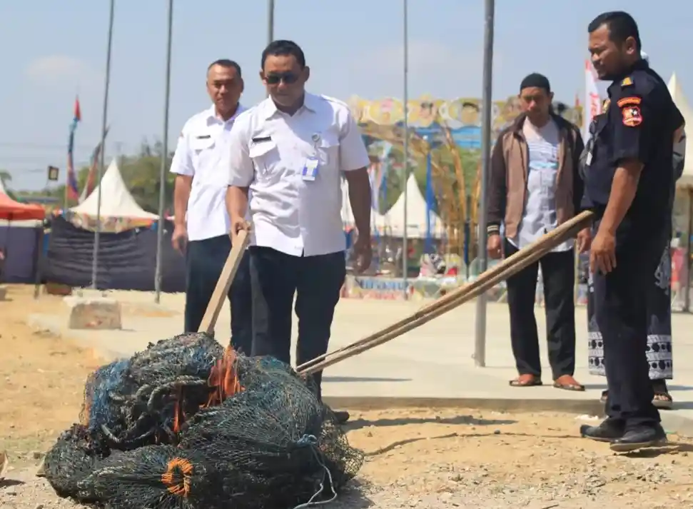 168 Jaring Cotok yang Merusak Ekosistem Laut Dimusnahkan di Rembang