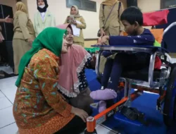 Atikoh Sapa Anak Penyandang Cerebral Palsy Penerima Kursi Roda dari Australia