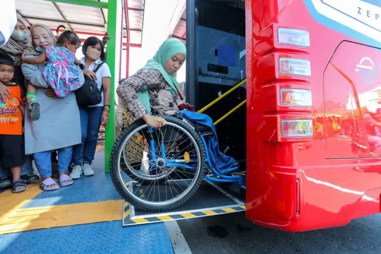 BRT Trans Jateng Difabel Antusias