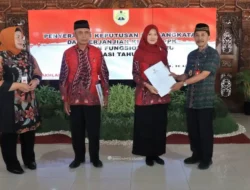 Bupati Sragen Serahkan SK PPPK 2022 dan Bantuan Kapal SAR