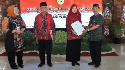 Bupati Sragen Serahkan SK PPPK 2022 dan Bantuan Kapal SAR