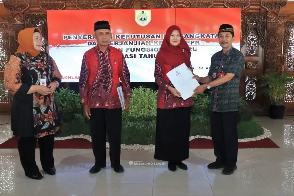 Bupati Sragen Serahkan SK PPPK 2022 dan Bantuan Kapal SAR